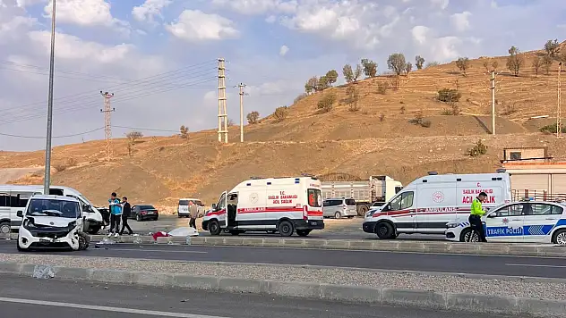 Şırnak'ta minibüsü ile hafif ticari araç çarpıştı: 19 yaralı