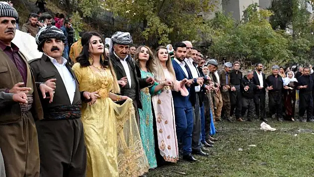 Şırnak'ta Muhtarların Aldığı Karar ile Gelinlik Giymek ve Kadınların Halay Başı Olması Yasaklandı