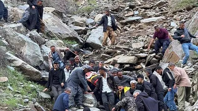 Şırnak'ta pancar toplarken kayalıklardan düşen vatandaş 3 saatte kurtarıldı