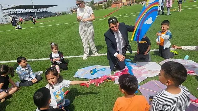 Şirvan'da Gökyüzü Çocukların Neşesiyle Renklendi: Gençlik Haftası'nda Uçurtma Şenliği Düzenlendi