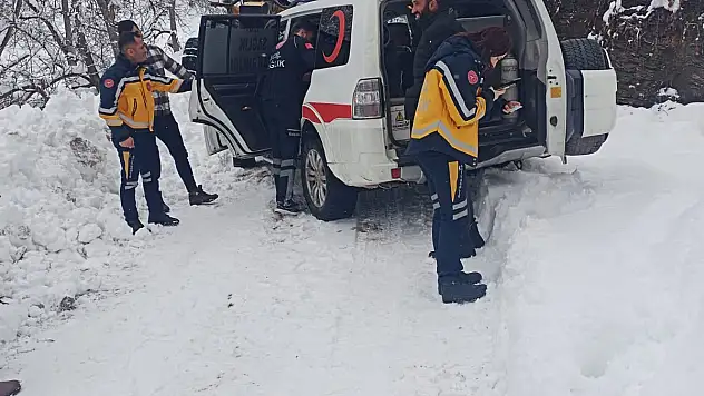 ŞİRVAN'DA KAR YAĞIŞI DEVAM EDİYOR DOĞUM HASTASI VATANDAŞA ULAŞILDI