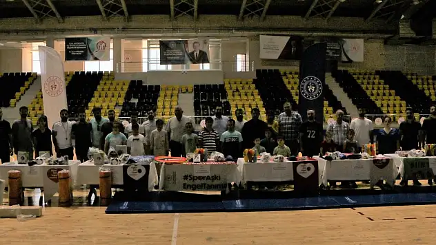 Spor Aşkı Engel Tanımaz Projesi Kapsamında Spor Malzemeleri Dağıtımı Yapıldı