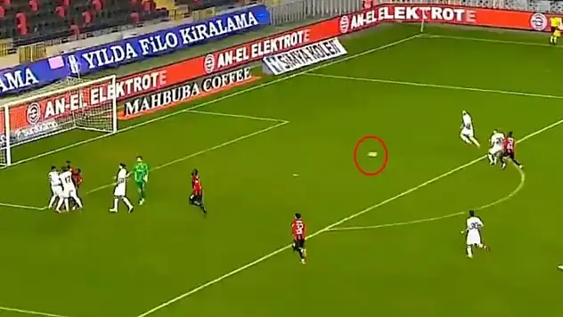 Süper Lig'de ilginç anlar! Herkes kavgayı ayırırken o hücum edip gol attı
