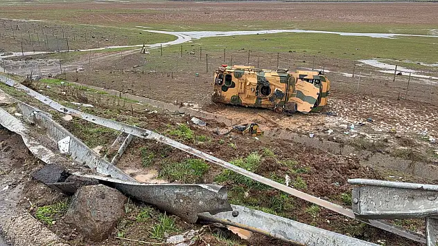 TAG Otoyolu'nda askeri araç devrildi: 10 asker yaralandı
