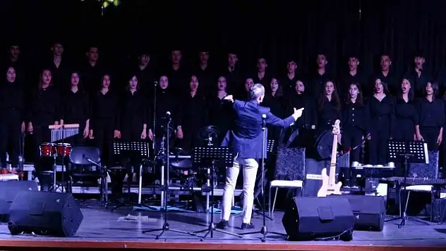 Takasbank Güzel Sanatlar Lisesi Öğretmen ve Öğrencileri Depremzedeler İçin Sahne Aldılar