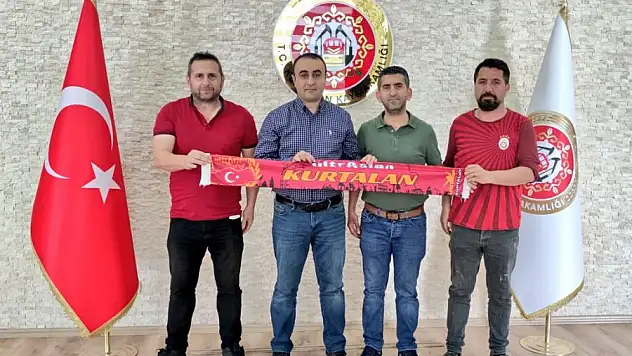 Taraftarlar Grubu Kaymakam Tekin'e  Galatasaray Atkısı Hediye Etti