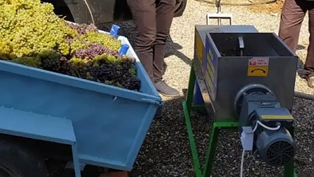 Tarım ve Orman İl Müdürlüğünden Üreticilere Üzüm Sıkma Makinesi Desteği