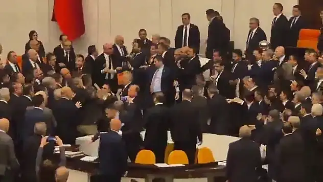 TBMM'de Milletvekilleri Bir Birine Girdi! Oturuma İki Kez Ara Verildi