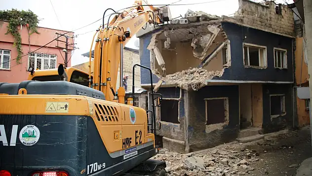 TEHLİKE ARZ EDEN BİNALAR YIKILIYOR