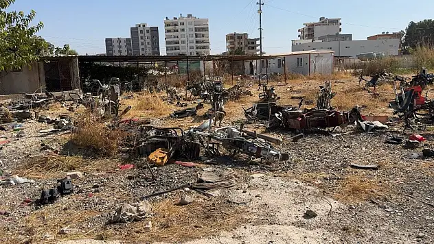 Terk edilen yediemin parkındaki araçlar yağmalandı