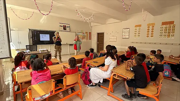 Tillo'da Jandarmadan Öğrencilere Güvenli Yaşam Eğitimi