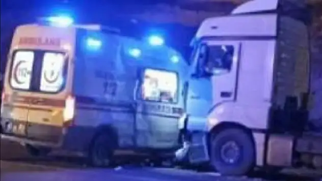 Tır Ambulansla Çarpıştı: Sağlık Personeli Yaralandı