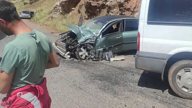 Tır ve Otomobil Çarpıştı