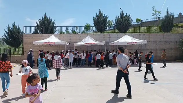 TOKİ Osman Gazi İlk ve Ortaokulu Depremzedeler Yararına Kermes Düzenledi