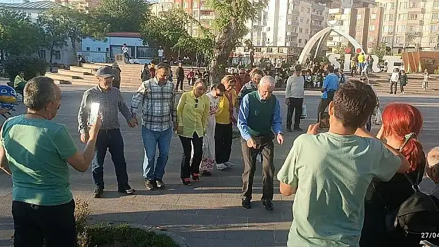 Trabzonlu Yerli Turistler Siirt'te Horon Tepti