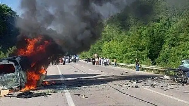 Trafik Kazası: 2'si Doktor 4 kişi Öldü, 2 Kişi Yaralandı