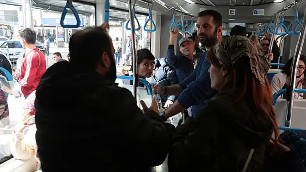 Tramvayda su krizi temalı skeç yolcuları şaşkına çevirdi