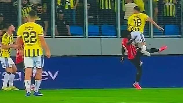 Trio'dan Fenerbahçe'nin penaltı beklediği pozisyonlara olay yorum