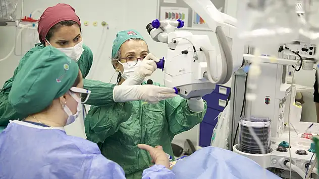 Türk göz doktorları cerrahide dünyaya örnek oluyor  