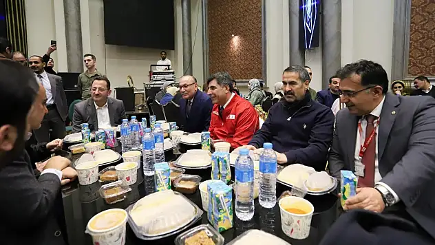 Türk Kızılay'dan Kahire'de 550 Gazzeli ile Ramazan İftarı
