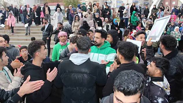 Türkiye'nin Birçok İlinde Olduğu Gibi, Suriyeli Mülteciler, Siirt'te de Beşşar Esed'in Düşmesini Kutladılar