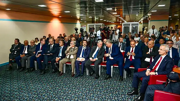 Ulaştırma ve Altyapı Bakanı Uraloğlu, Cezayir'e Gitti
