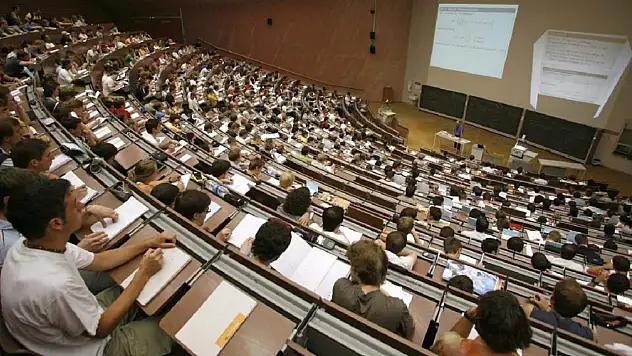 Üniversite eğitimi üç yıla mı düşüyor? YÖK Başkanı Özvar'dan açıklama!