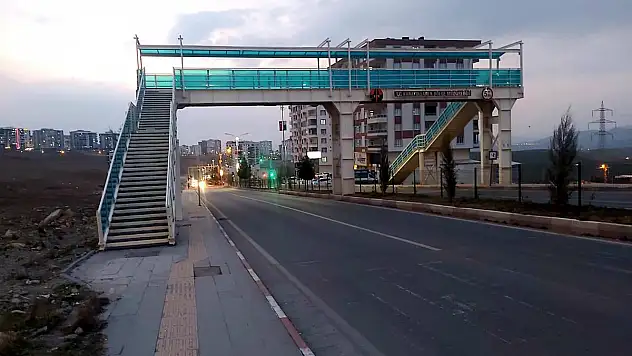 Üst Geçit Var Ama Kullanan Yok