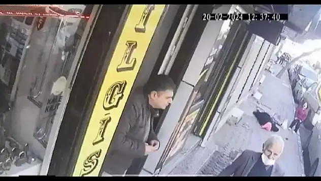 Üvey Annesini Sokak Ortasında Silahla Öldürüp Kaçtı