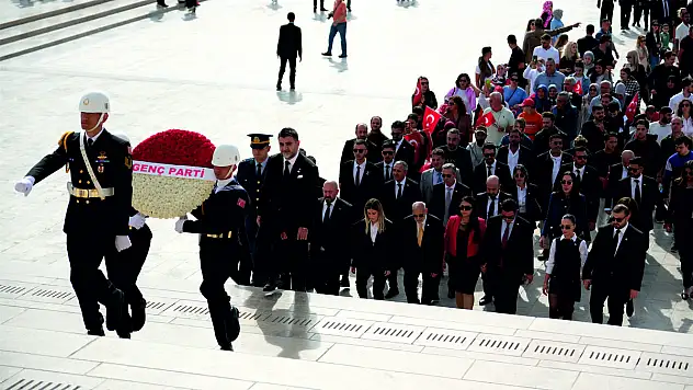 Uzanlar Bayrağı Devretti: Genç Parti'nin Yeni Kadrosundan Anıtkabir'e Ziyaret!