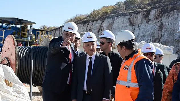 VALİ ALİ FUAT ATİK, DOĞU SADAK-1 PETROL ARAMA KUYUSUNDA İNCELEMELERDE BULUNDU