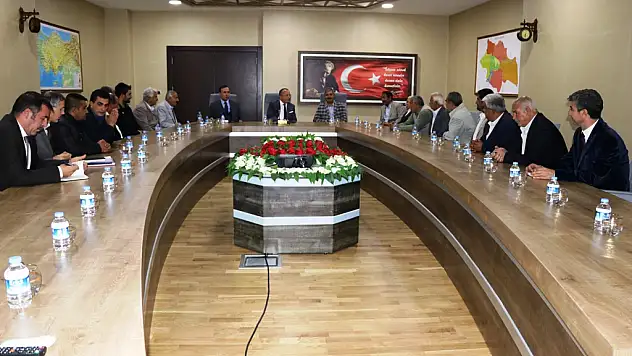 VALİ ALİ FUAT ATİK, KÖY MUHTARLARININ  TALEP VE SIKINTILARINI DİNLEDİ