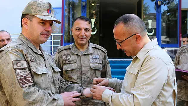 VALİ ALİ FUAT ATİK'TEN  12 YAŞINDAKİ ÇOCUĞA İLİK BAĞIŞINDA BULUNAN UZMAN ÇAVUŞA ÖDÜL