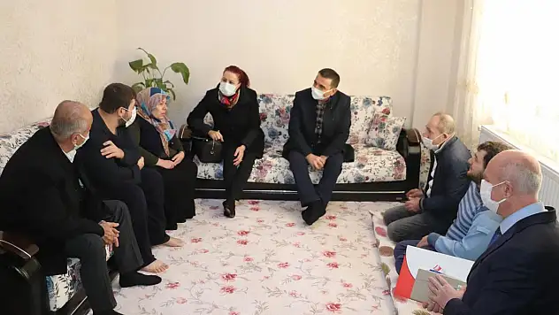 VALİ/BELEDİYE BAŞKAN V. HACIBEKTAŞOĞLU VE EŞİNDEN EV ZİYARETLERİ