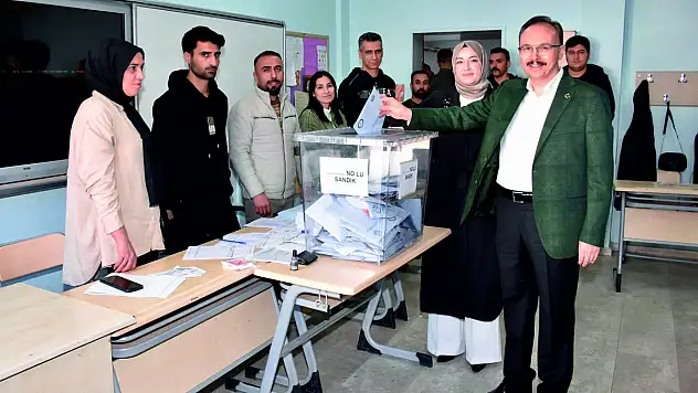 Vali Dr.Kemal Kızılkaya, Eşiyle Birlikte Oy Kullandı