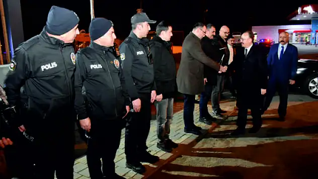 Vali Dr.Kemal Kızılkaya, Yeni Yılın İlk Anlarında Güvenlik Güçleri ve Acil Durum Ekiplerini Ziyaret Etti