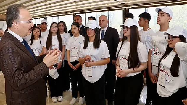 Vali Dr. Kemal Kızılkaya'dan PISA 2025'e Katılacak Öğrencilere Moral Ziyareti