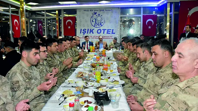 Vali Dr.Kızılkaya, Pervari İlçesinde Mehmetçiklerle İftar Açtı ve Esnafları Ziyaret Etti