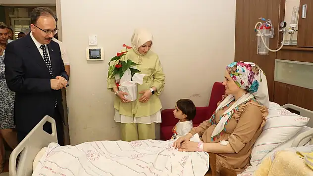 Vali Dr.Kızılkaya ve Eşi Babasının Şehadetinden Sonra Dünyaya Gelen Kumsal Bebeği ve Annesini Ziyaret Ettiler