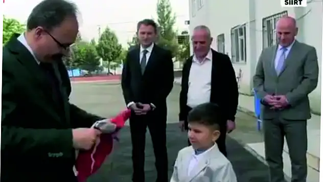 Vali Dr. Kızılkaya'yı Duygulandıran 1. Sınıf Öğrencisi Yusuf Yaprak: 'Vazifem Türkiye Bayrağını Korumak'