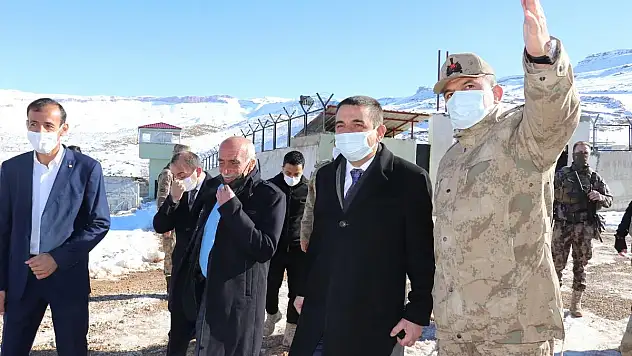 VALİ HACIBEKTAŞOĞLU, ERUH VE PERVARİ'DE KAHRAMAN MEHMETÇİKLERİ ZİYARET ETTİ VE VATANDAŞLARIN SORUNLARINI DİNLEDİ