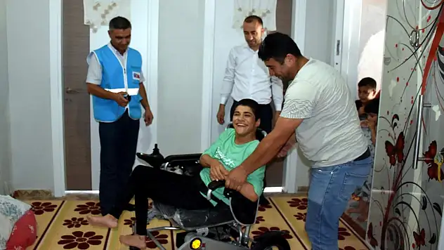 Vali Hacıbektaşoğlu, Özel Birey Mumine Uluşık'ın Akülü Araç Talebini Yerine Getirdi