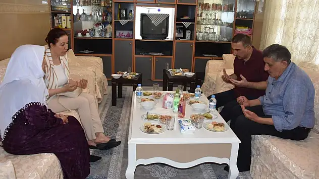 Vali Hacıbektaşoğlu, Veda Ziyaretleri Kapsamında Gara Şehidinin Ailesini Ziyaret Etti