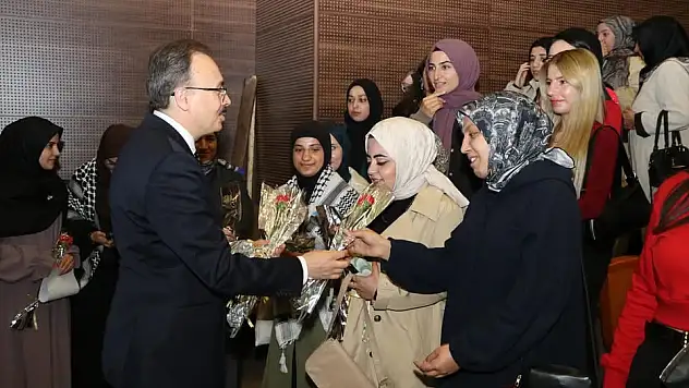 Vali Kızılkaya, 'Aile ve Toplumun Mimarı: Kadın' Konferansına Katıldı