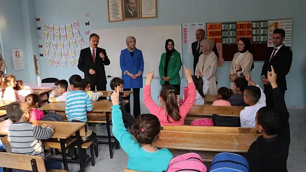 Vali Kızılkaya, Baykan Kasımlı Köyünde Okul ve Şehit Annesini Ziyaret Etti