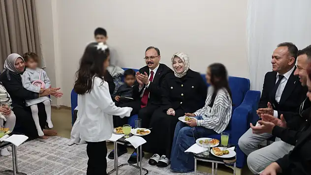 Vali Kızılkaya, Bayramda Sevgi Evlerindeki Çocukları Ziyaret Etti