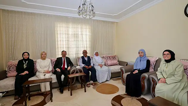 Vali Kızılkaya'dan 51 Yıllık Çiftin Evine 'Milli Aile Haftası' Ziyareti