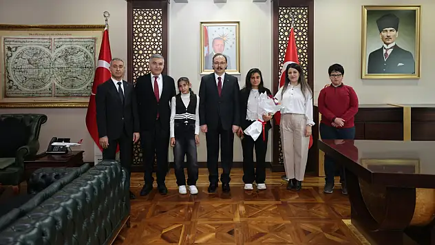 Siirt Valisi Kızılkaya En Çok Kitap Okuyan Öğrencileri Ödüllendirdi