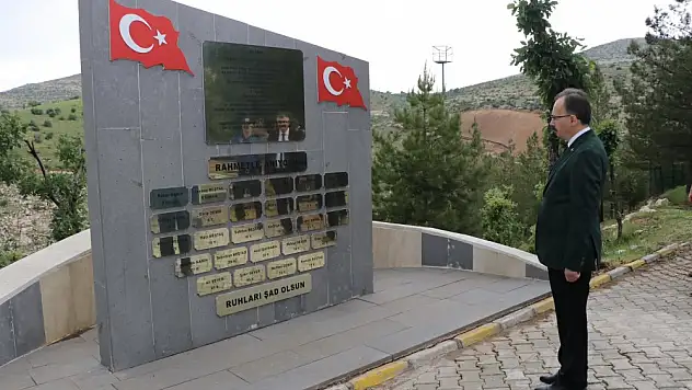 Vali Kızılkaya, 'Eruh Milan Katliamı'nda Şehit Olan Vatandaşların Mezarlarını Ziyaret Etti