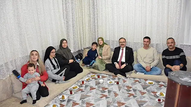 Vali Kızılkaya, İftarda 'ELİNÇ' Ailesiyle Bir Araya Geldi